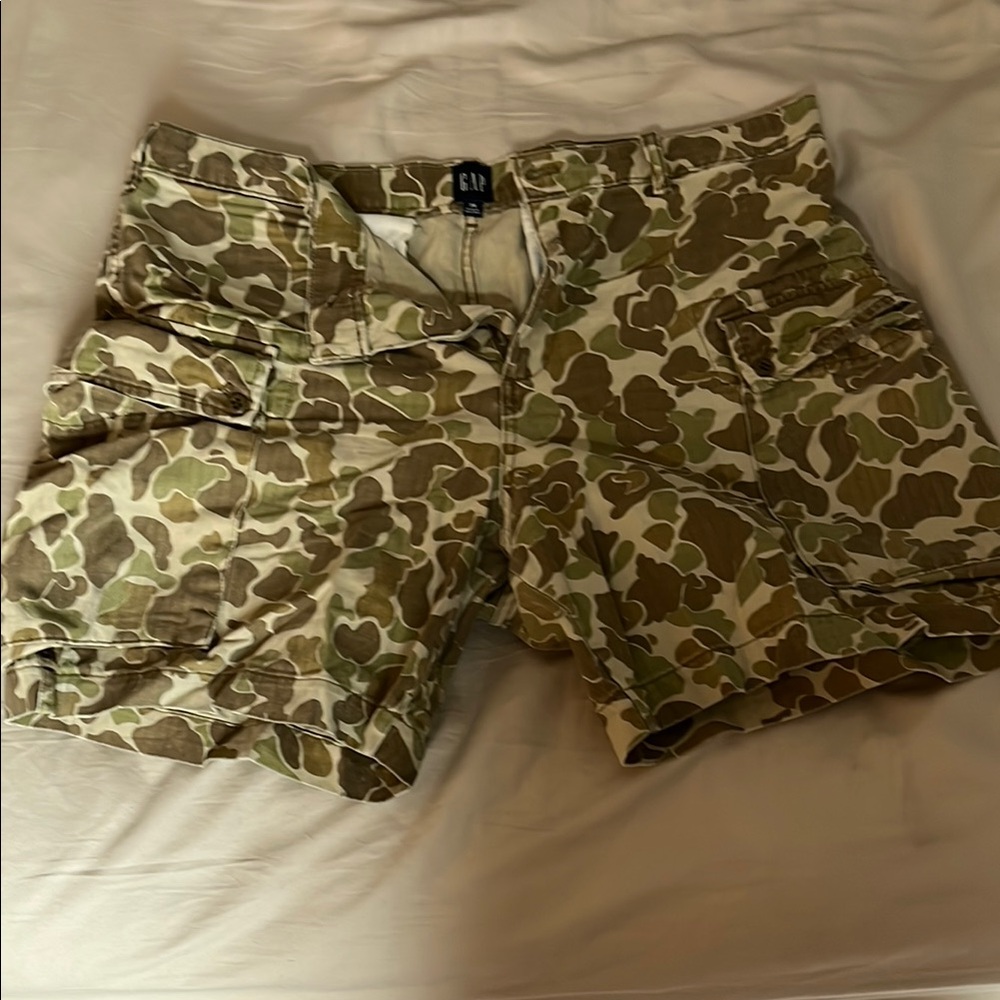 GAP Men's Camouflage Cargo Shorts - Brown